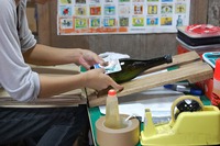 泡盛国華（こっか）のラベル貼り