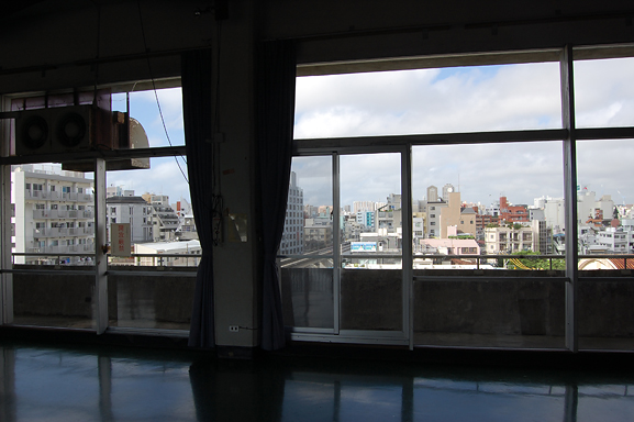 久茂地公民館6階ホール北側の風景
