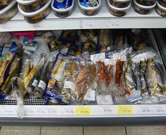 スーパーマーケットの魚売り場