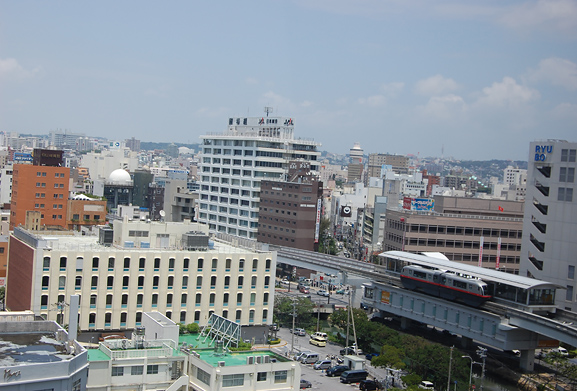 琉球銀行本店　国場ビル　ゆいレール県庁前駅　パレットくもじ