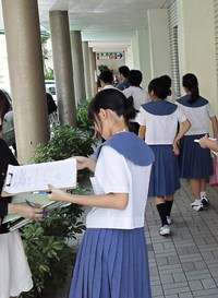 琉球新報の職場体験で中学生が来院！(^.^) 2012/07/11 17:45:47