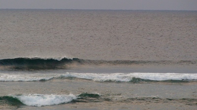 三兄弟久しぶりの海に笑顔