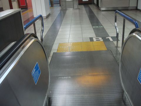 横浜市営地下鉄関内駅のエスカレーター