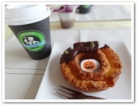 ミスド100円セール ハロウィン と ファミマ cafe のカフェラテ
