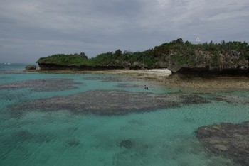 青い海。