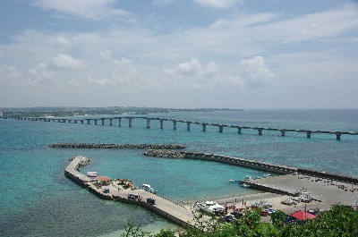 来間大橋と港。