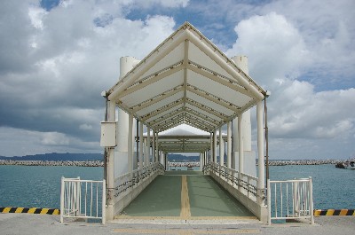 誰もいない浮き桟橋。