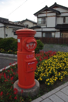 遠野の丸型ポスト。