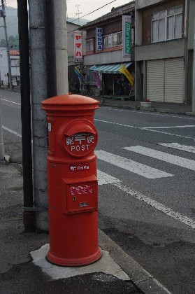 遠野の丸型ポスト。
