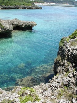 「なりやまあやぐ」の海。
