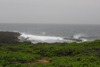 グレーの海と空。