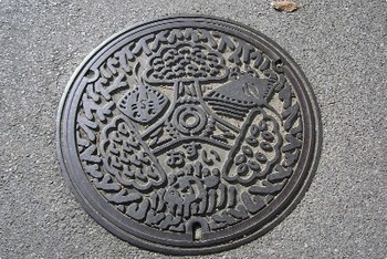 白保のマンホール。