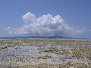 海と島と雲。
