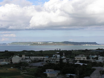 平安座島を望む。