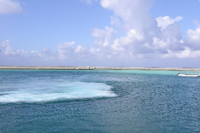 鳩間の港。