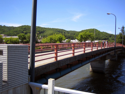シャバと塀の中を隔てる橋