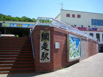 駅の看板が縦なのには意味があります