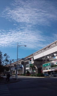 モノレールと雲 2010/12/12 18:06:50