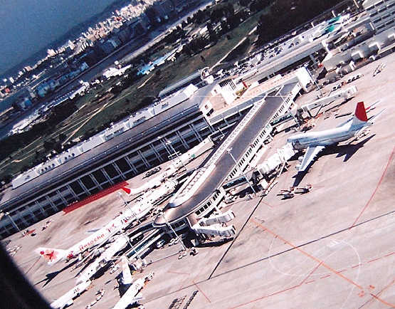 那覇空港滑走路上空より