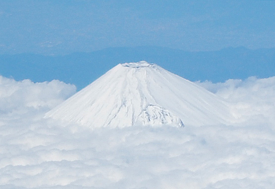 富士山の見える側に座る