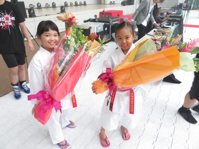 長州力さんに花束贈呈 空手道凜道場 公式ホームページ 長州力さんに花束贈呈 空手道凜道場 公式ホームページ