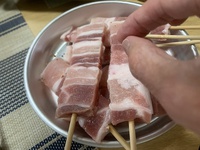 手でつまんで