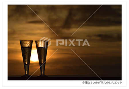 夕陽と2つのグラスのシルエット
