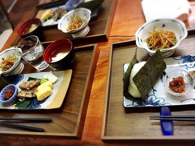ご飯 屋 さん 近く の 護国神社近くのご飯屋さん、「ごはんや飯すけ」 朝食も人気！