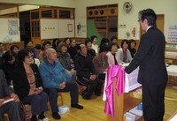 笑顔で姿勢を正す 2011/02/12 06:00:10