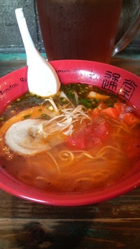赤いラーメン？！