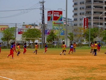 那覇新都心で少年サッカー