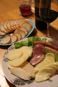 今夜の夜食 チーズとワイン