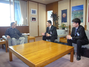 嘉数副知事を訪ねて
