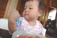 スイカの手づかみ食べ＾＾