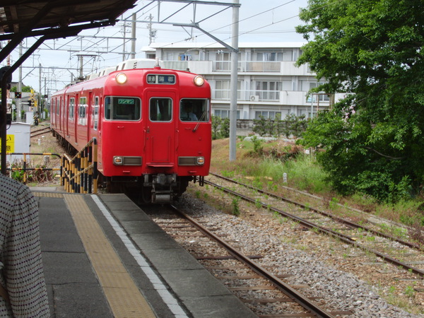 西浦駅と名鉄線の赤い電車