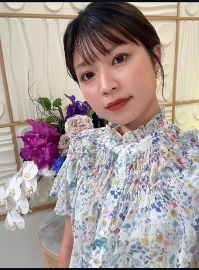 花びらの様なブラウス有り〼