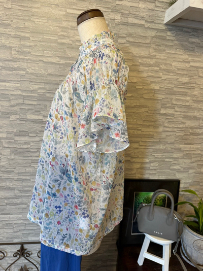 花びらの様なブラウス有り〼