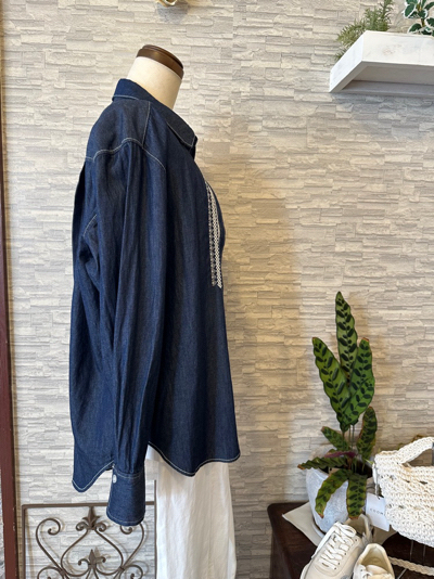 刺繍入りのデニムシャツ！コレ好き♡