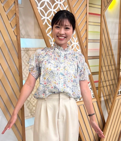 花びらの様なブラウス有り〼