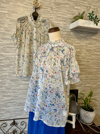 花びらの様なブラウス有り〼