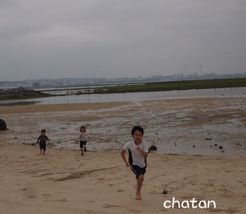 北谷と海とドラえもん。