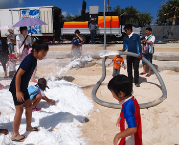 真夏の沖縄に雪が降る。