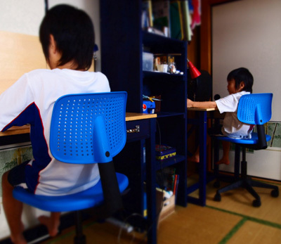 手作り学習机。