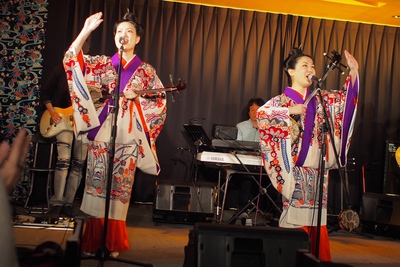 ライブハウス島唄：那覇でネーネーズ