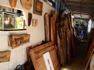 沖縄的雑貨看板。
