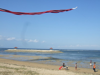 凧凧あがれ:サヌールの浜で