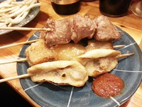 栄町飲み歩き！那覇市安里にある『もつ焼 あぶさん 栄町店』栄町のディープなお店でお任せのうまい串と瓶ビールで乾杯