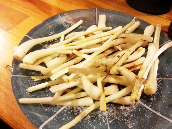 栄町飲み歩き！那覇市安里にある『もつ焼 あぶさん 栄町店』栄町のディープなお店でお任せのうまい串と瓶ビールで乾杯
