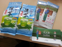 てぃーだ社員食堂で提供している「茶工房 山田製茶」の水出し緑茶と一緒に茶ら男 山田くんのshow売茶が届きました
