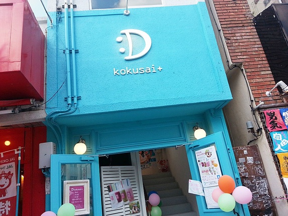 国際通りにオープンした『:Dkokusai+ ディーコクサイプラス』でビタミンたっぷりなスムージーをおいしくいただく